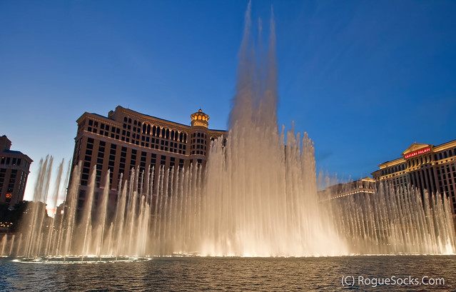 Fountains-of-Bellagio-hotel-casino-las-Vegas-night-018.jpg