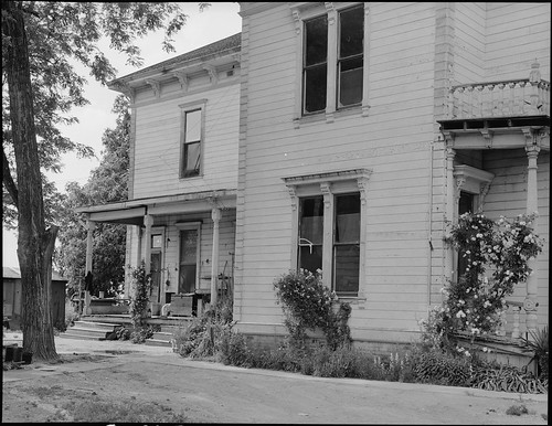 Woodland, California. This house, a mansion of the 1890's, was evacuated on May 19, 1942, by a farm . . .
