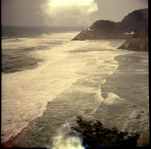 ocean wild cliff lighthouse 120 film water oregon coast waves pacific lightleak diana f foam portra steep hecetahead 400nc