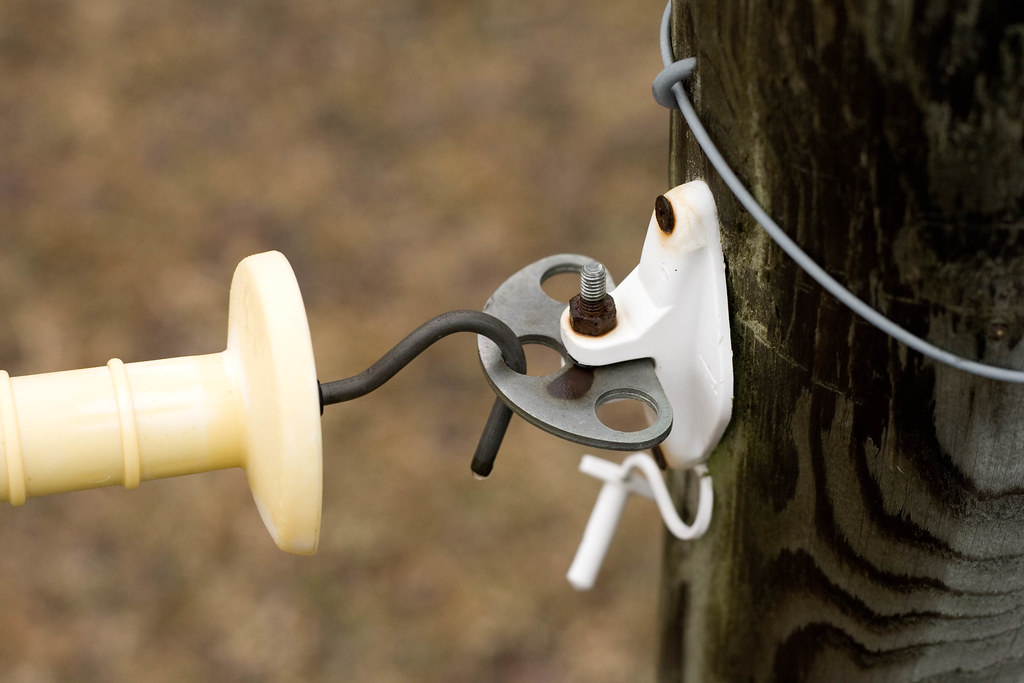 Door Mechanism For Electric Fence Gate