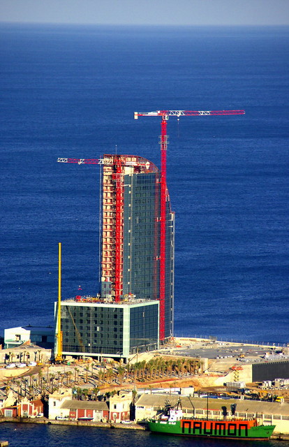 Construint  sobre el mar / Building over the sea