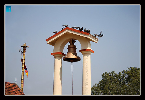 roof india canon temple kiss bell flag pigeons kerala cochin ernakulam southindia nikk godsowncountry lordsiva canoneoskissdigitalx queenofarabiansea picnikk ernakulamsivatemple kodiyettam ernakulathappantemple