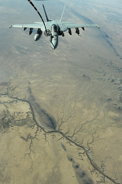 f-18 repostando sobre afganistan