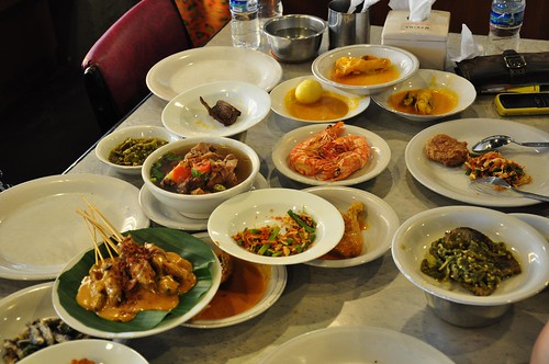 Padang lunch at Sari Ratu with Yahoo! Indonesia team | Flickr