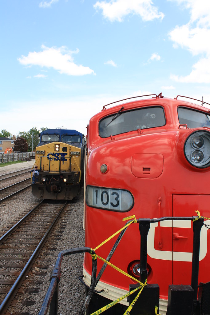 Passing Lane | A CSX unit grain train passes the equipment d… | Flickr