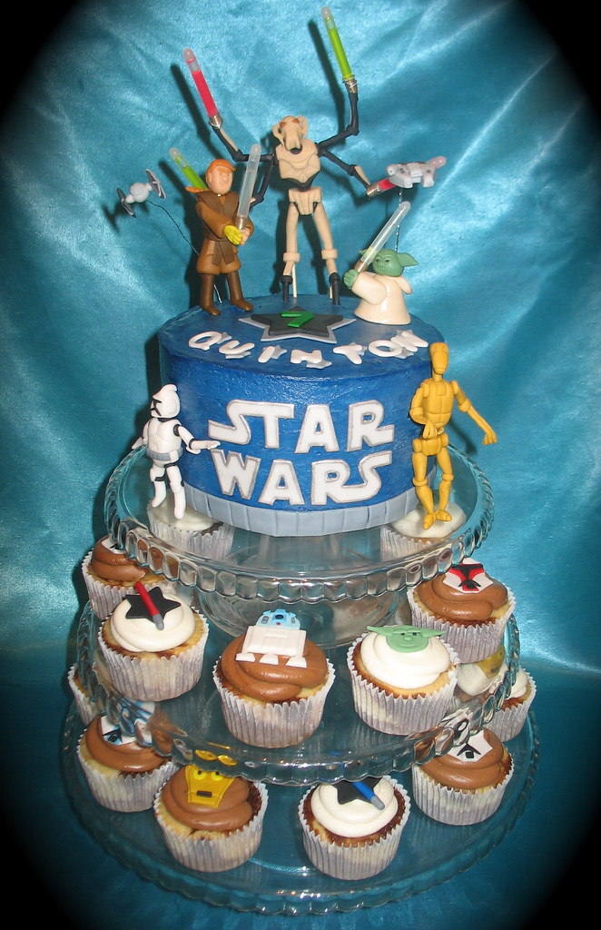 Star Wars cake and cupcakes.