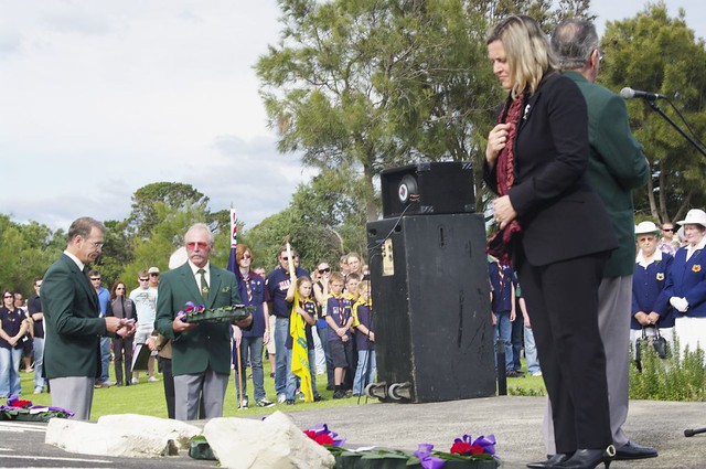 Anzac Day 2009 march and service at Warilla Bowling Club cenotaph
