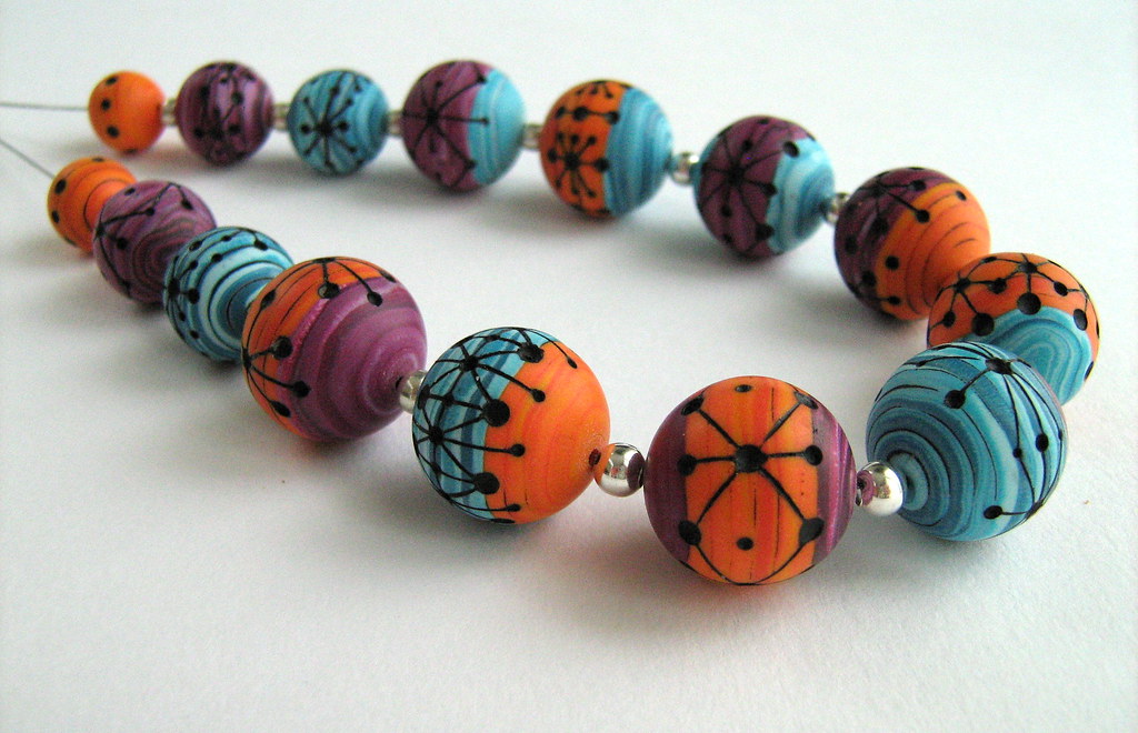 Perles à motifs géométriques / Beads with geometric motifs… | Flickr