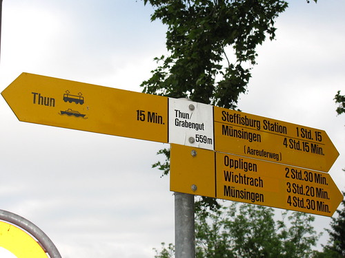 Wegweiser Thun - Grabengut ( BE - 559 m - Koordinaten ≈ ... - 2 Richtungen - 6 Ziele - Standorttafel Berner Wanderwege ) am Aareuferweg am rechten Aareufer in der Stadt Thun im Berner Oberland im Kanton Bern der Schweiz | by chrchr_75