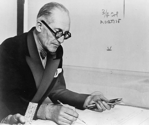 Arquitecto Le Corbusier en su despacho