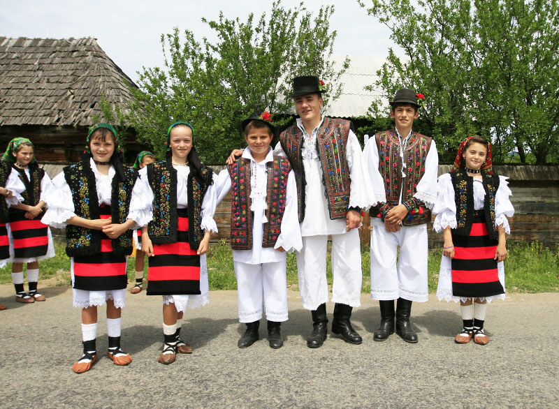 Украинцы румыния. Maramures Румыния люди. Румыны национальный костюм. Национальная одежда Румынии. Румынский национальный костюм.