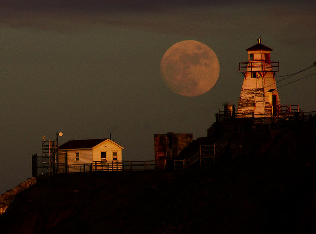 Full-moon-at-Fort-Amherst