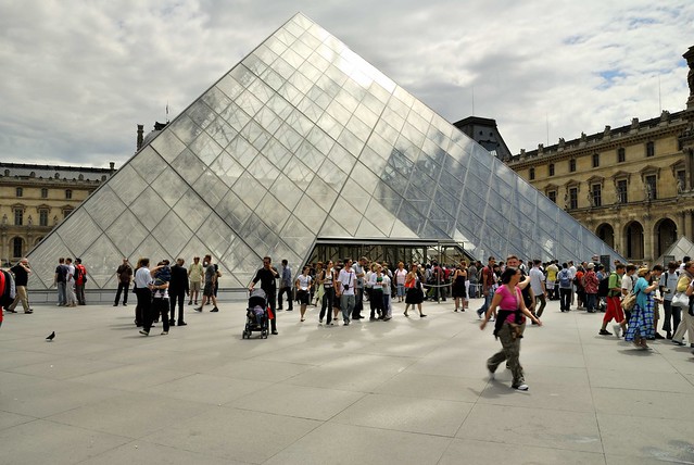 Pirámide del Louvre