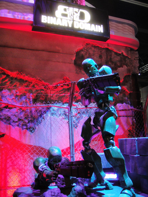 E3 2011 - Binary Domain robot statue (Sega)