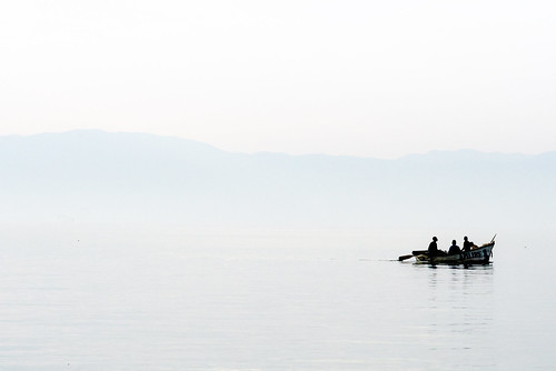lake contrast boat fishing fishermen low peaceful calm malawi tranquil malawi2007 photocillin