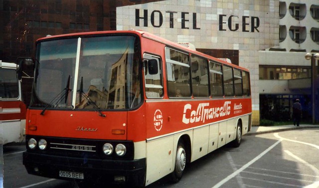 Soviet СОВТРАНСАВТО Ikarus 250.59 tourist bus 00 05 BEE  (SU)  back in Hungary, Hotel Eger, Eger. May 1988