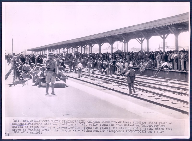 Press Photo 778 新闻老照片-上海交通大学学生占领上海火车站1947