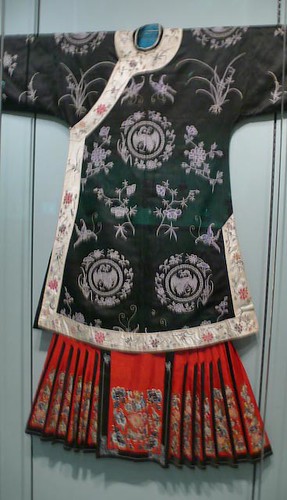 Hand embroidered silk top and pleated skirt | Qing dynasty ...