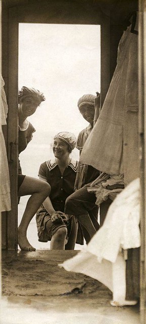 Vrouwen in kleedhokje op het strand / Women in bathing suits in changing cubicle