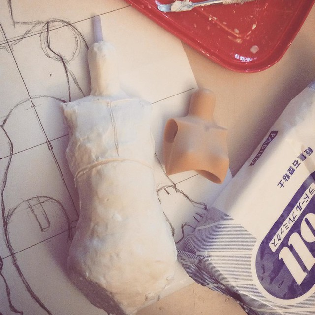 The new adventure begins! long way to go but its just exciting to get started! 😊✨ You can see there a Nena02 torso for comparison ~ Despite the old design in the back~ #sculpting #artistdoll #ateliermomoni