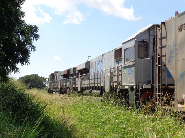 27095 GT46AC #8224 + 8179 (de traz) com trem locotrol J494 chegando em Uberlândia MG