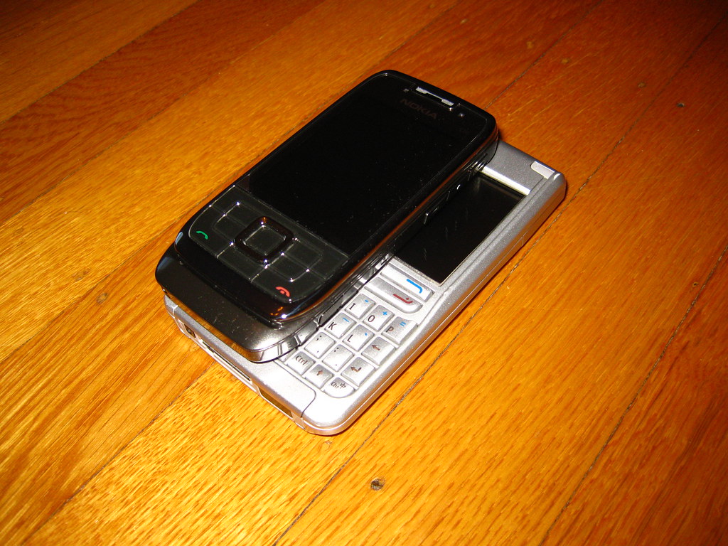 Nokia E66 vs E61
