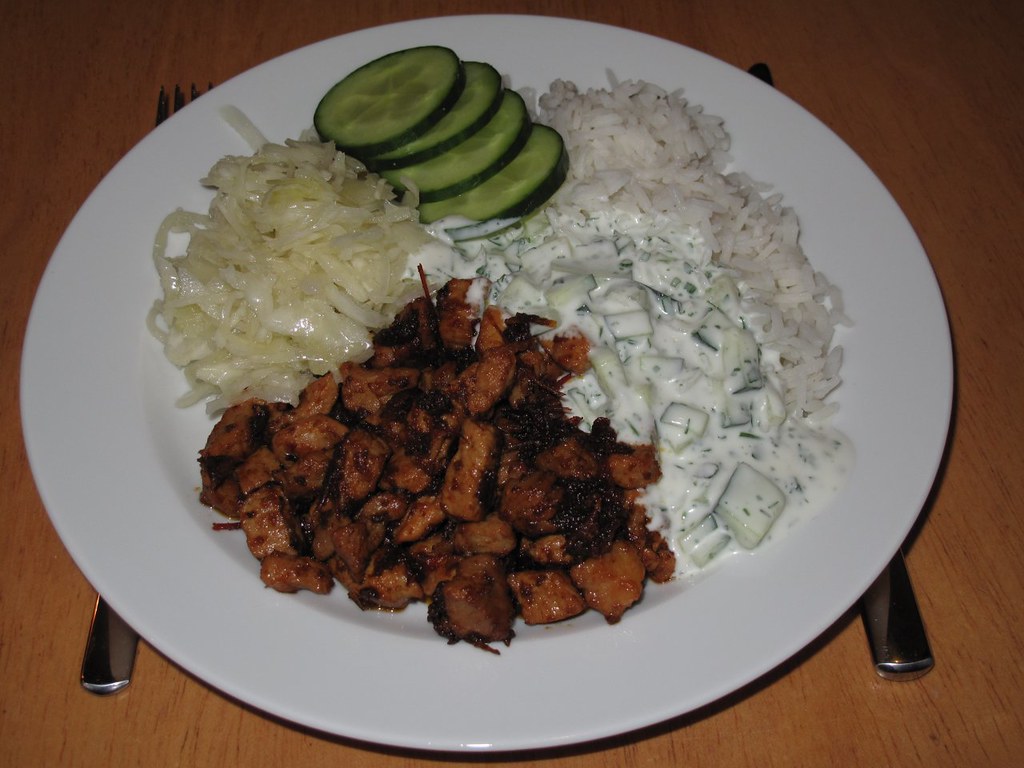 Pfannengyros mit Tzatziki, Krautsalat und Reis | Gourmandise | Flickr