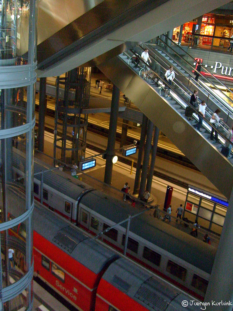 Berlin Mitte:  railway station confusion 07.112.02 by Juergen Kurlvink