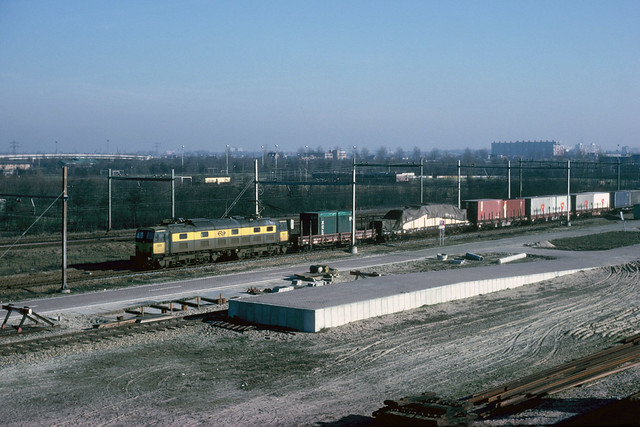 NS 1501 met goederentrein te Kijfhoek, 1980.