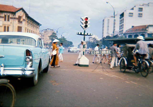 SAIGON 1965 - Photo by Tom Robinson (‘Tinker’) - Bùng binh chợ SaiGon
