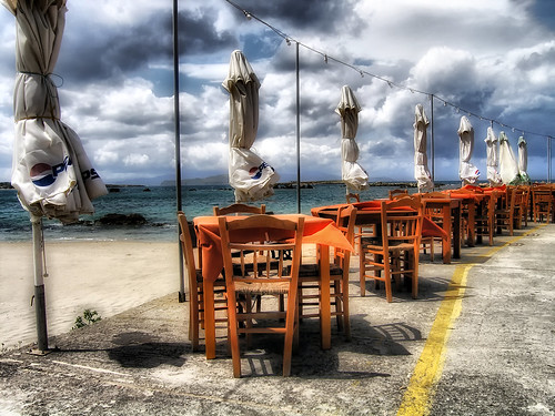 sea beach clouds landscape restaurant chairs greece crete tavern tables umbrellas chania χανιά εστιατόριο κρήτη ελλάδα παραλία σύννεφα τοπίο θάλασσα ταβέρνα ομπρέλεσ καρέκλεσ τραπέζια
