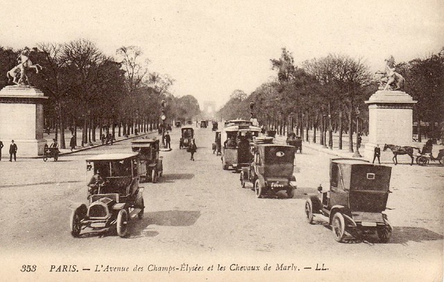 PARIS - L'Avenue des Champs-Elysees et les Chevaux de Marly