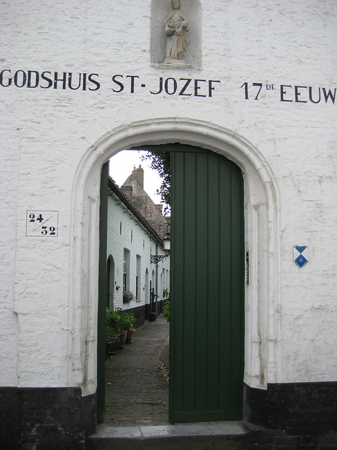 Bruges - godshuizen, entrance