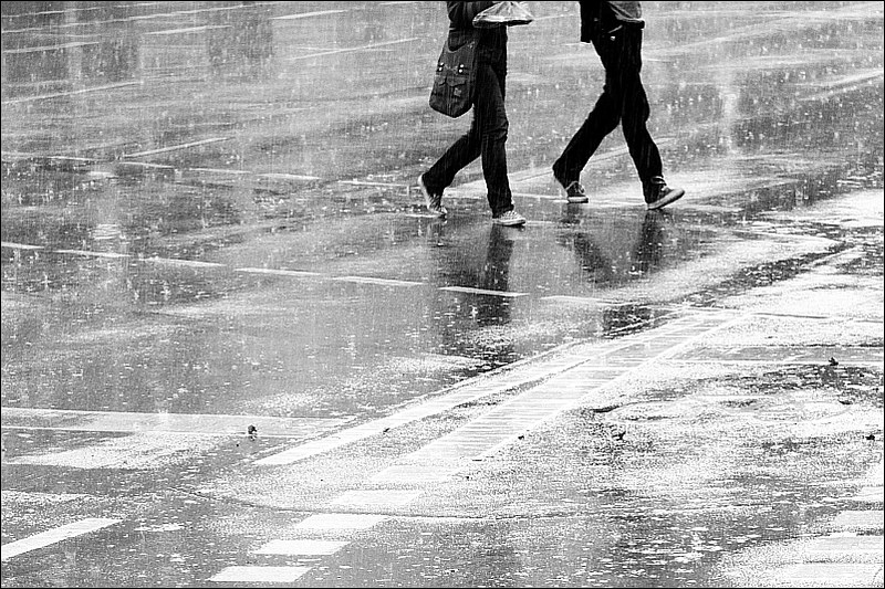 Дождь ис. Rain is Falling Electric Light Orchestra. Walking in the Rain. Rain is Falling. Boris_strolling in the Rain. 1997.