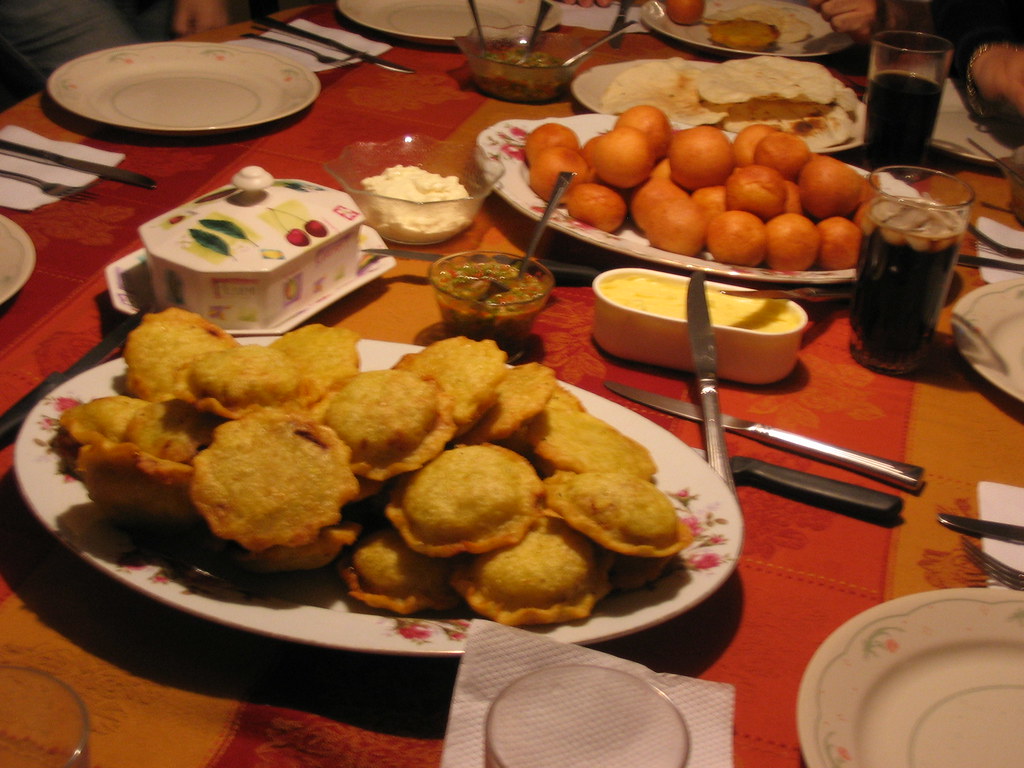 pasteles de pollo y buñuelos | Evelyn Ochoa | Flickr