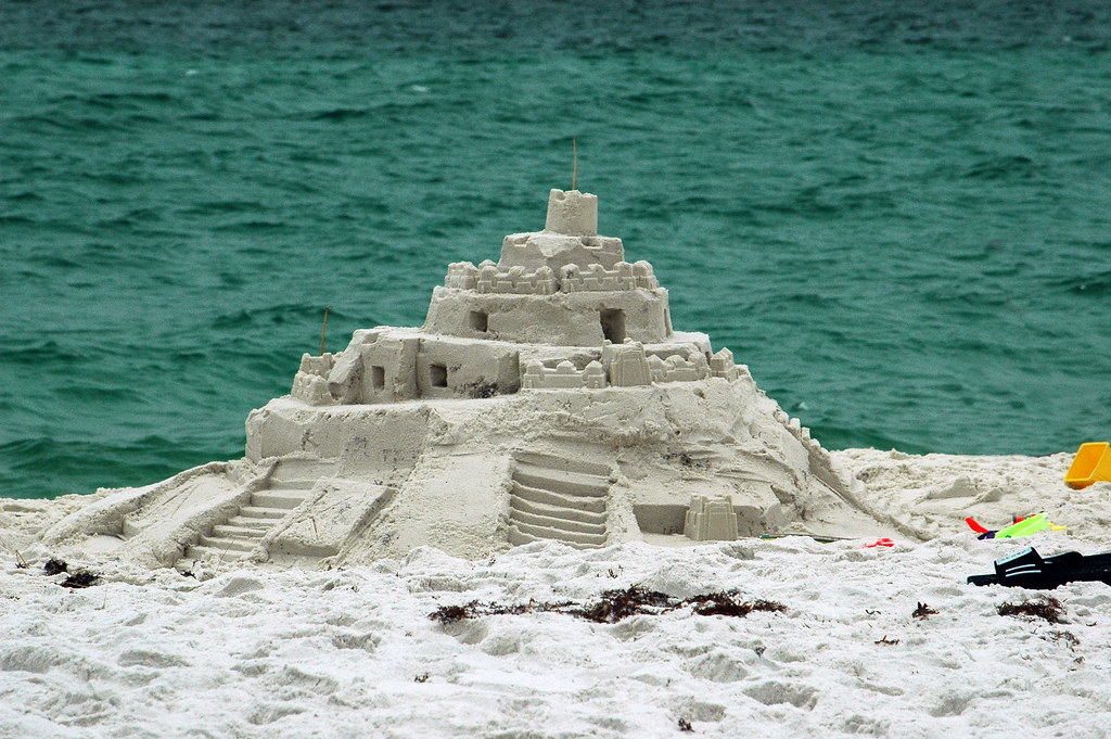 Make a sand castle. Песочный замок. Корсика песочный замок. Взрыв песочного замка. Скульптуры на пляже.