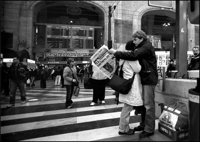 Uomo che legge il giornale (Leica-35-bw-Tmax400-p-v2)