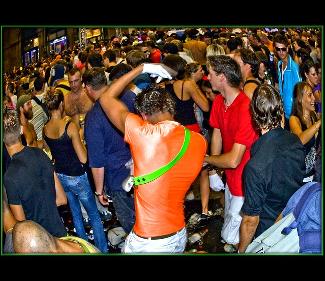 Zurich Street Parade 2009. Dancing in the Main Station. (11)
