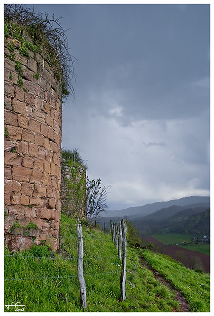 Paysage depuis les Ruines de Beaucaire (Aveyron - France)