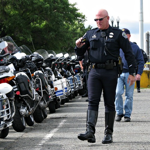 NPW Law Ride '10 -- 8 | Austin PD motorcop taking pics of th… | Flickr