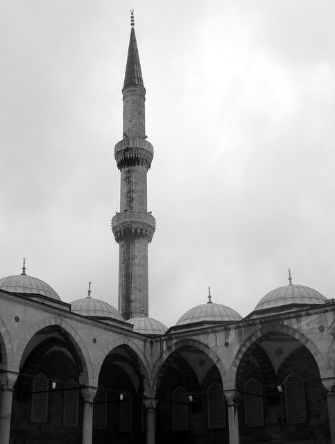 Um dos seis minaretes
