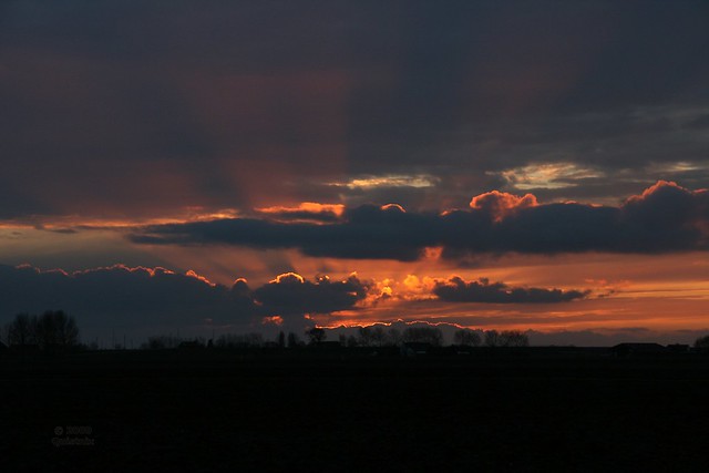 Sunset in Hoekse Waard, changing from orange to red, wider angle