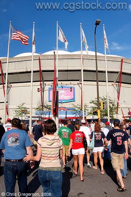 Twins Fans Arriving at the Metrodome