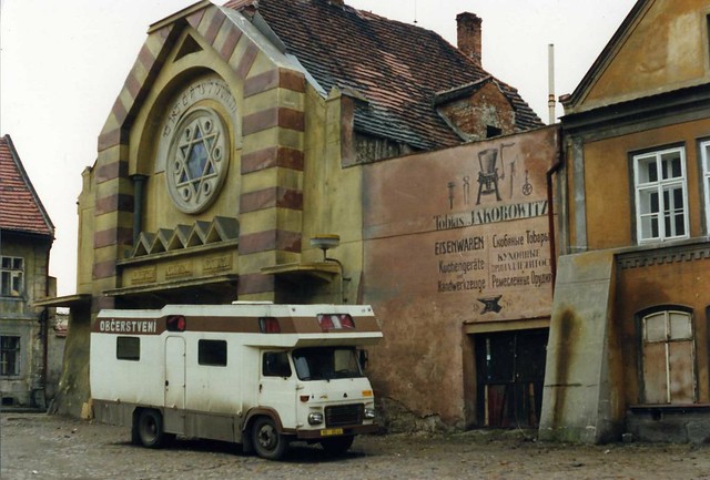 Obytný přívěs i Synagoga, Žatec  - former Synagogue with Avia A21 snack bar or caravan conversion.Czech Republic March 1994