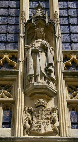 statue on bath abbey