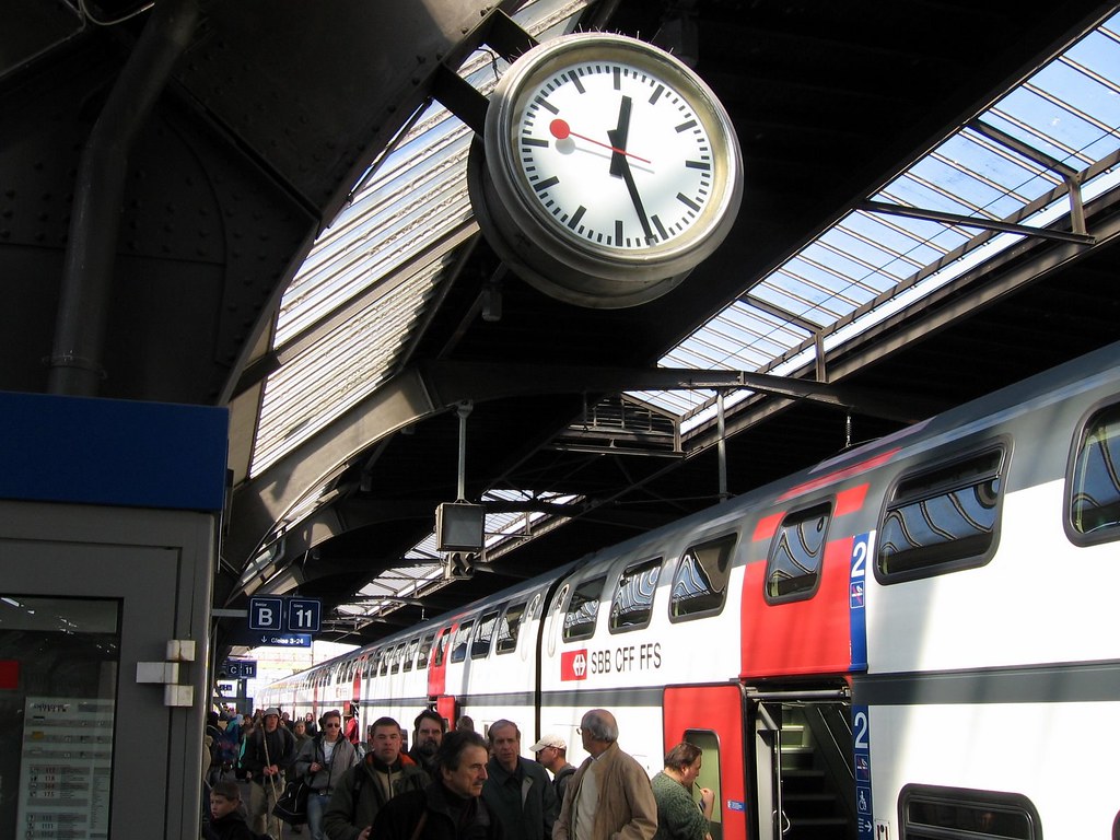 Поезд прибывает на станцию в а часов. Швейцарские Вокзальные часы. Часы в Швейцарии на вокзалах. Часы на вокзале. Часы на ЖД вокзале.