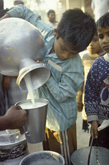Oct/2009 - Measuring milk for sale (photo credit: ILRI).