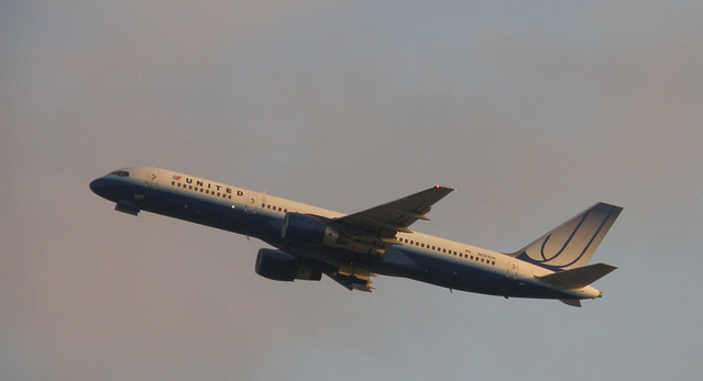 United Airlines Boeing 757-200 N551UA