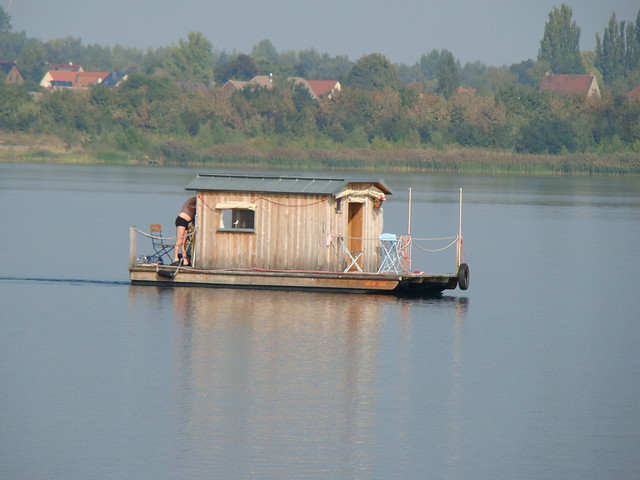 Hausboot mit Badehose und X-Stühlen