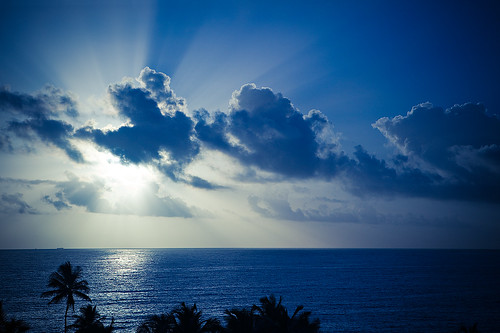 ocean blue clouds geotagged ray puertorico bluesky sanjuan sunray hmb lightroom sanjuanpuertorico fluffyclouds bluesunset sunraysunset 5dii palmtreessilhouette whenkindnesstouchesit howbeautifuladaycanbe geo:lat=18464263 geo:lon=66084587